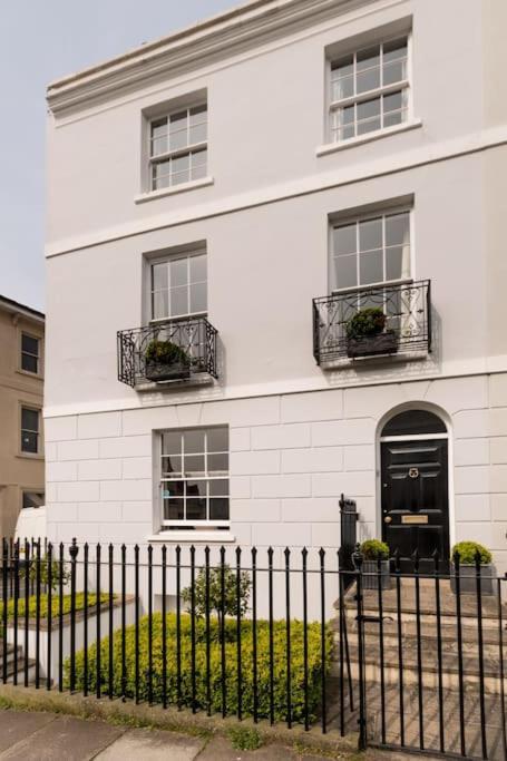 Four Bedroom Townhouse In Famous Suffolks Area Cheltenham Exterior photo